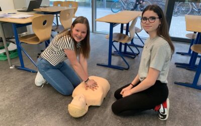 Tweedejaars leerlingen volgen reanimatiecursus