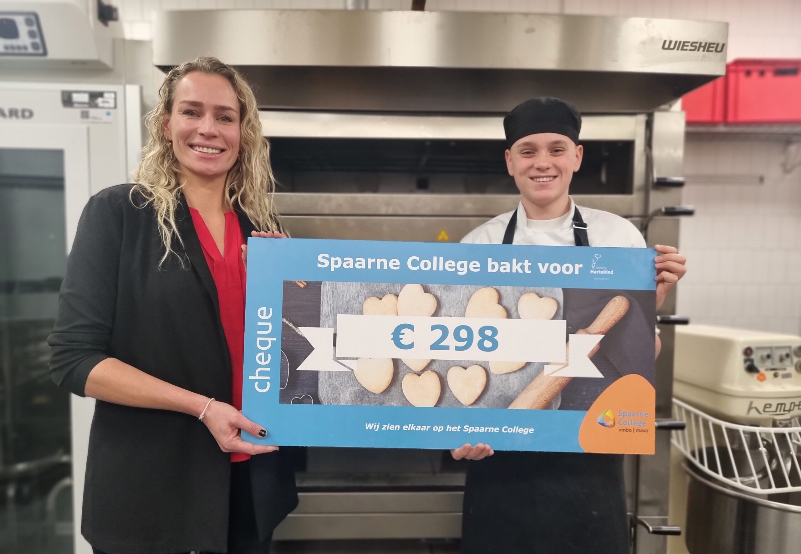 Spaarne overhandigt cheque aan ambassadeur Hartekind